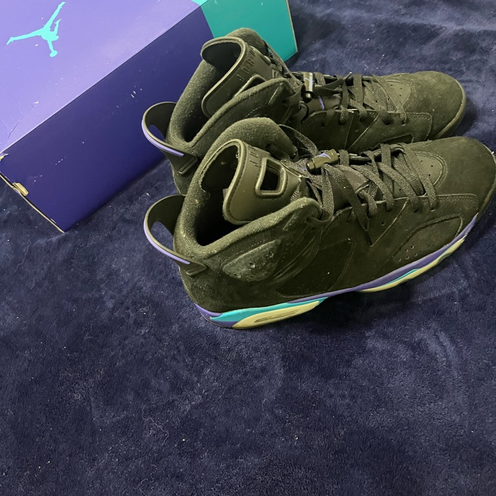 Jordan Men's Black and Purple Sneakers